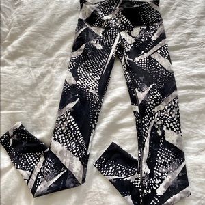 LuluLemon Wunder Under Legging-White/Black Mosaic